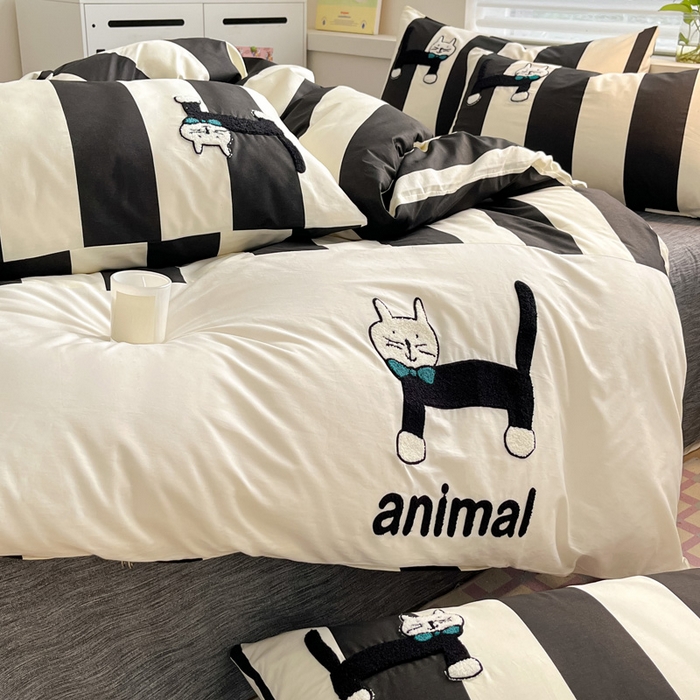 91家纺网 家纺一手货源 找家纺 雅居纺家纺 2025新款全棉拼接贴布绣四件套 竖条黑绅士猫