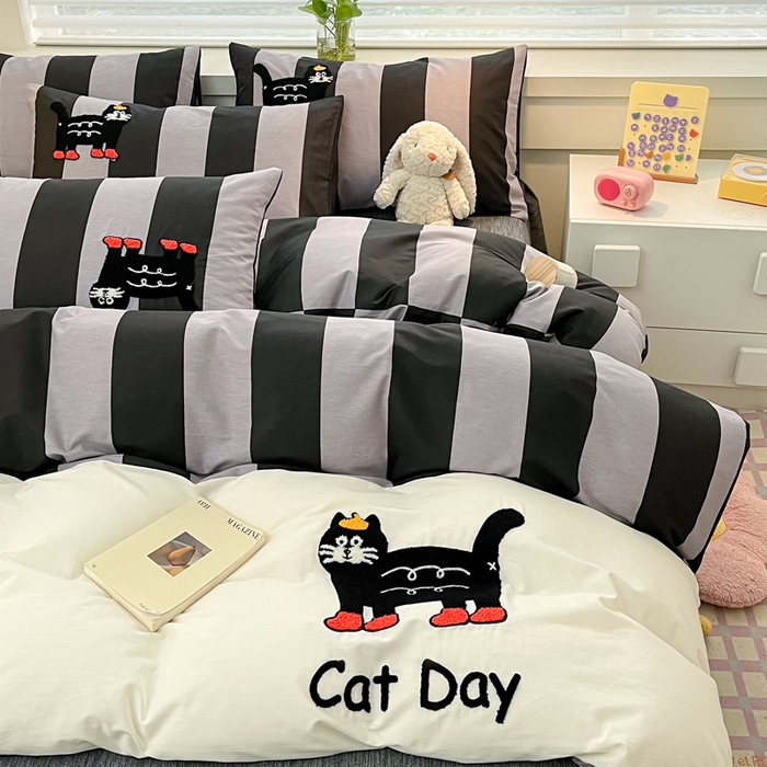 91家纺网 家纺一手货源 找家纺 雅居纺家纺 2025新款全棉拼接贴布绣四件套 竖条灰搞怪猫