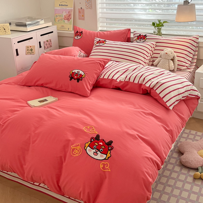 91家纺网 家纺一手货源 找家纺 雅居纺家纺 2025新款全棉水洗棉绣花四件套 好运龙-红