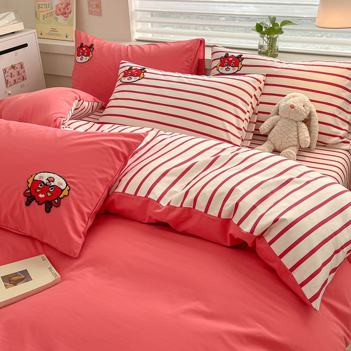 91家纺网 家纺一手货源 找家纺 雅居纺家纺 2025新款全棉水洗棉绣花四件套 好运龙-红