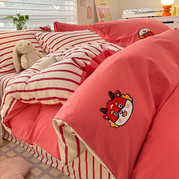 91家纺网 家纺一手货源 找家纺 雅居纺家纺 2025新款全棉水洗棉绣花四件套 好运龙-红