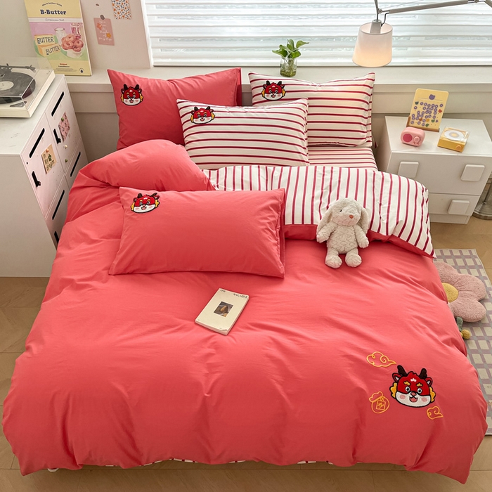 91家纺网 家纺一手货源 找家纺 雅居纺家纺 2025新款全棉水洗棉绣花四件套 好运龙-红