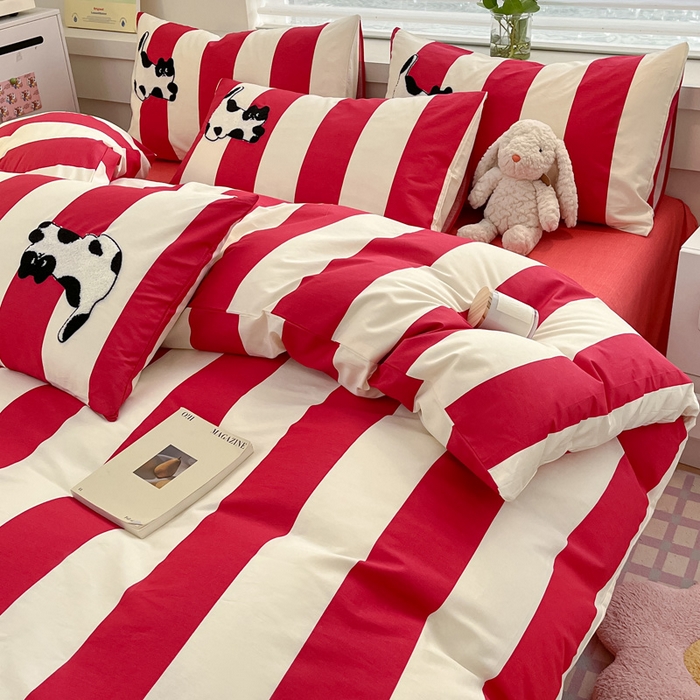 91家纺网 家纺一手货源 找家纺 雅居纺家纺 2025新款全棉拼接贴布绣四件套 竖条红猫咪