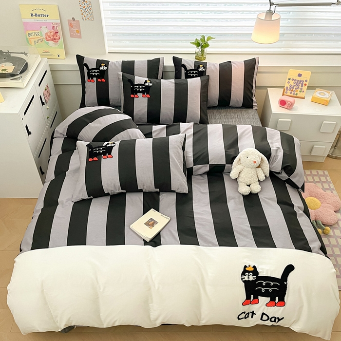 91家纺网 家纺一手货源 找家纺 雅居纺家纺 2025新款全棉拼接贴布绣四件套 竖条灰搞怪猫