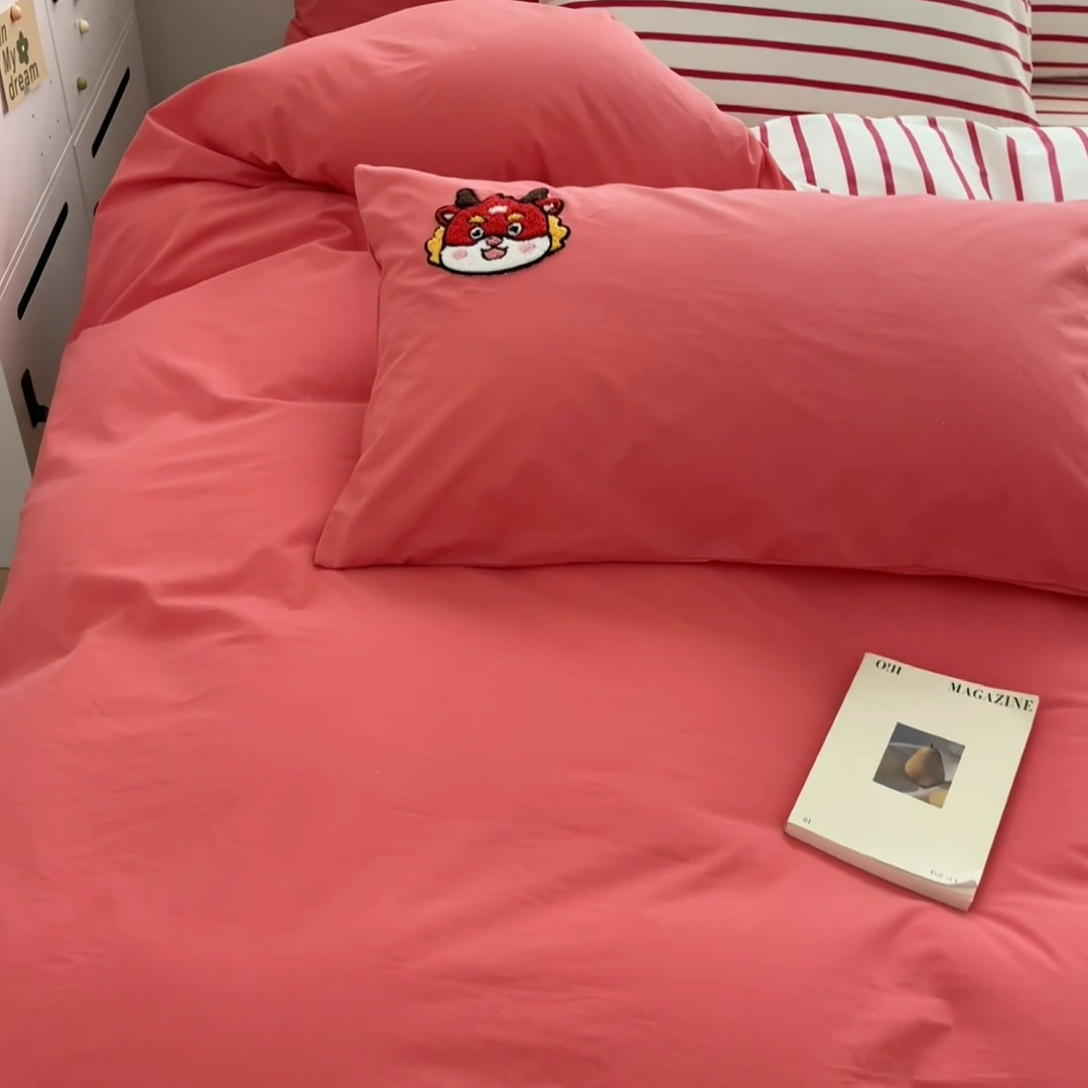 91家纺网 家纺一手货源 找家纺 雅居纺家纺 2025新款全棉水洗棉绣花四件套 好运龙-红