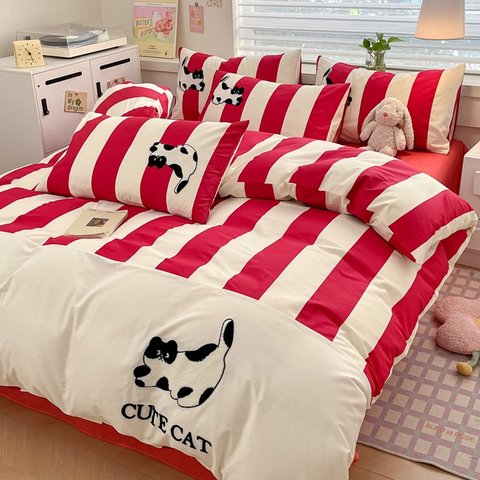 91家纺网 家纺一手货源 找家纺 雅居纺家纺 2025新款全棉拼接贴布绣四件套 竖条红猫咪