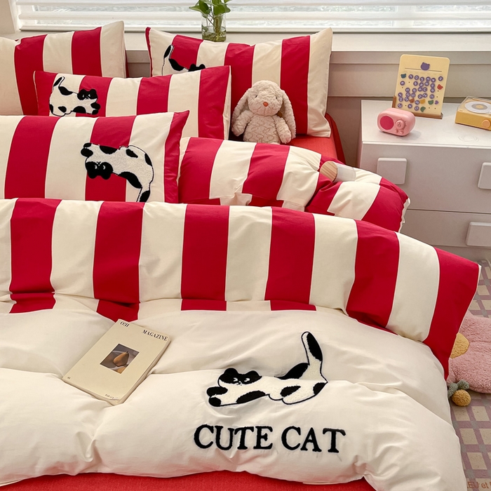 91家纺网 家纺一手货源 找家纺 雅居纺家纺 2025新款全棉拼接贴布绣四件套 竖条红猫咪