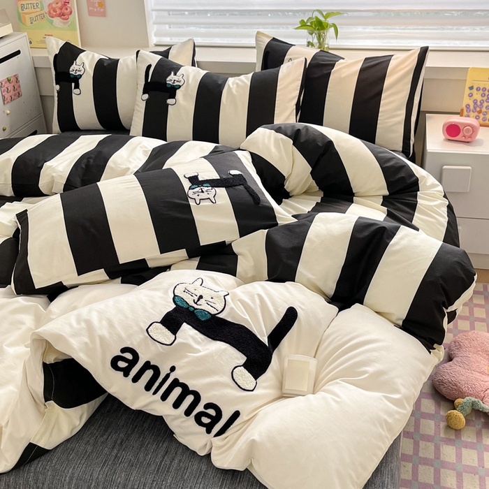 91家纺网 家纺一手货源 找家纺 雅居纺家纺 2025新款全棉拼接贴布绣四件套 竖条黑绅士猫