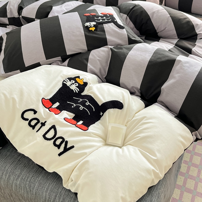 91家纺网 家纺一手货源 找家纺 雅居纺家纺 2025新款全棉拼接贴布绣四件套 竖条灰搞怪猫