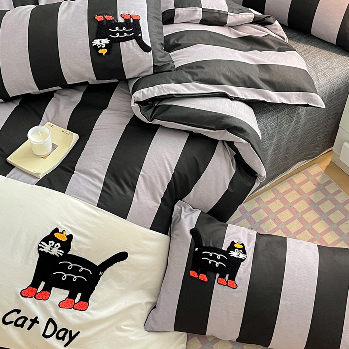 91家纺网 家纺一手货源 找家纺 雅居纺家纺 2025新款全棉拼接贴布绣四件套 竖条灰搞怪猫