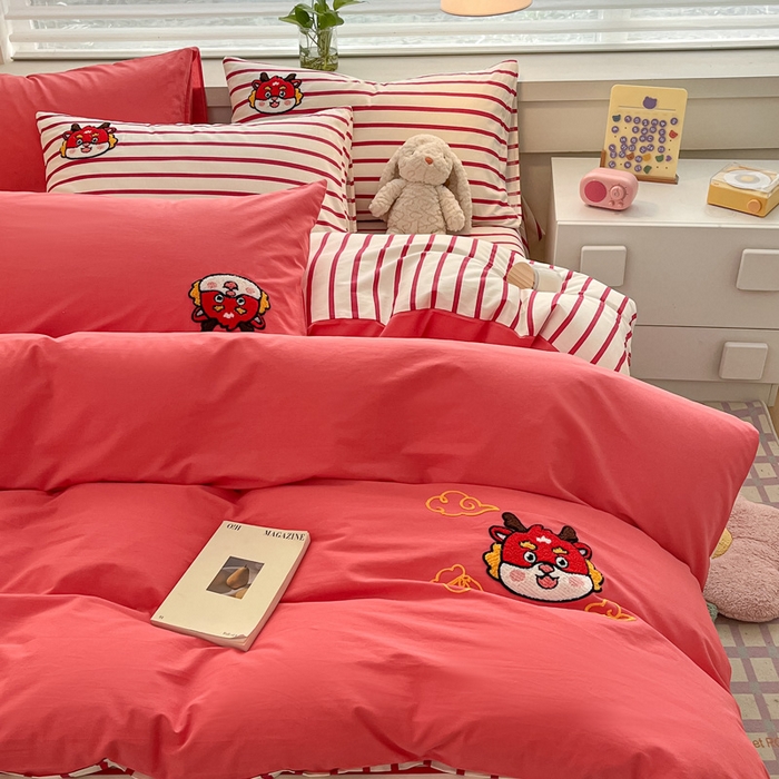 91家纺网 家纺一手货源 找家纺 雅居纺家纺 2025新款全棉水洗棉绣花四件套 好运龙-红