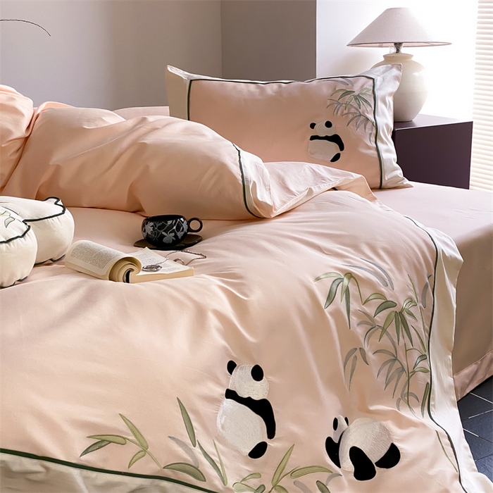 91家纺网 家纺一手货源 找家纺 MIU缪家居 2025新款100支全棉磨毛四件套-熊猫与竹 熊猫与竹-嫩粉