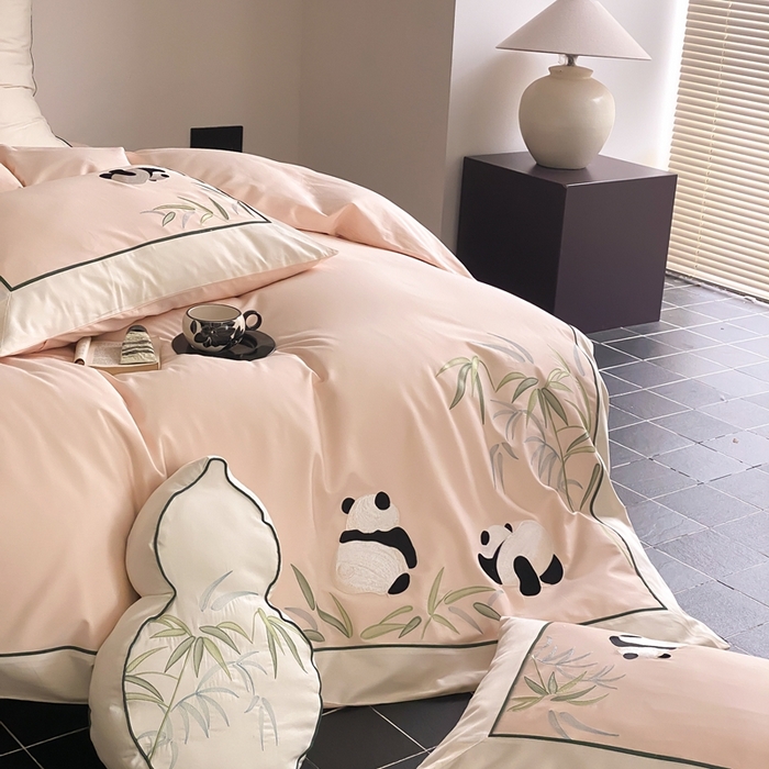 91家纺网 家纺一手货源 找家纺 MIU缪家居 2025新款100支全棉磨毛四件套-熊猫与竹 熊猫与竹-嫩粉