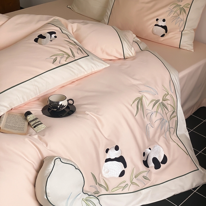 91家纺网 家纺一手货源 找家纺 MIU缪家居 2025新款100支全棉磨毛四件套-熊猫与竹 熊猫与竹-嫩粉