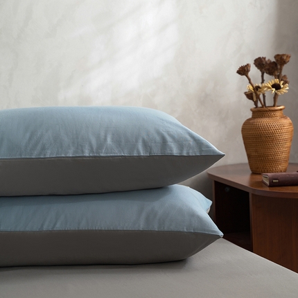 91家纺网 家纺一手货源 找家纺 雅居纺家纺 2025新款全棉素色水洗棉单枕套 清雅蓝绅士灰