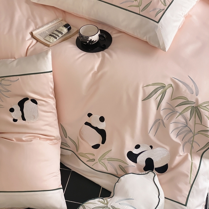 91家纺网 家纺一手货源 找家纺 MIU缪家居 2025新款100支全棉磨毛四件套-熊猫与竹 熊猫与竹-嫩粉