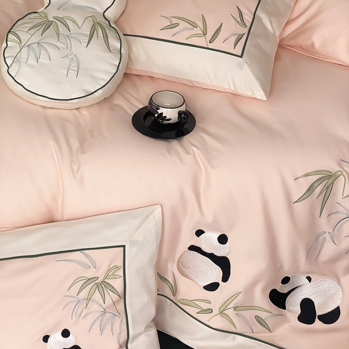 91家纺网 家纺一手货源 找家纺 MIU缪家居 2025新款100支全棉磨毛四件套-熊猫与竹 熊猫与竹-嫩粉