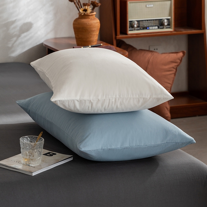 91家纺网 家纺一手货源 找家纺 雅居纺家纺 2025新款全棉素色水洗棉单枕套 白+浅蓝