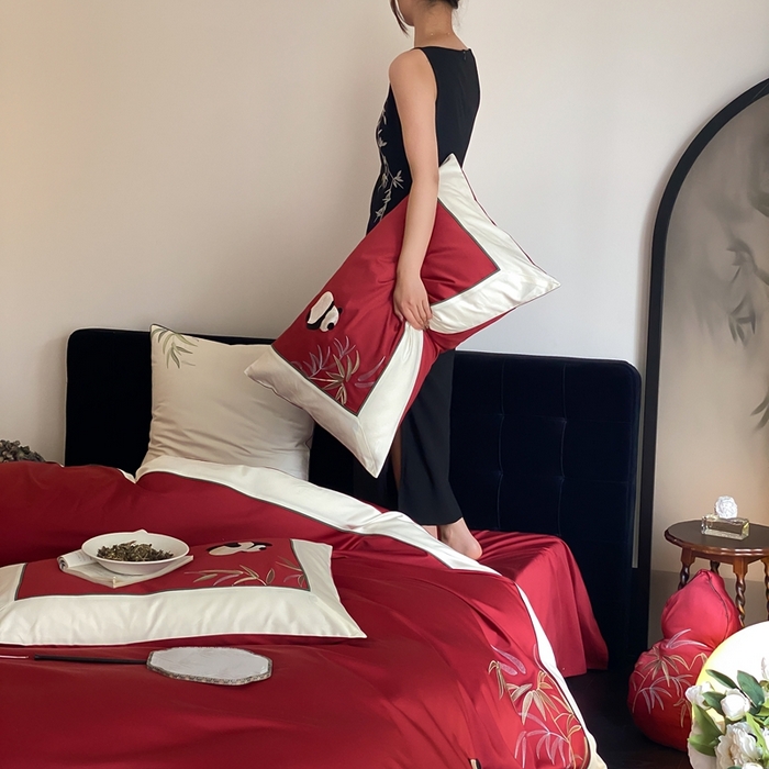 91家纺网 家纺一手货源 找家纺 MIU缪家居 2025新款100支全棉磨毛四件套-熊猫与竹 熊猫与竹-红色