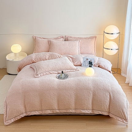 （买家秀爆款不断货）A类母婴级牛奶绒雕花四件套珊瑚绒小香风牛奶绒四件套雪花绒四件套雕花绒四件套压线款 蔷薇恋人-粉色