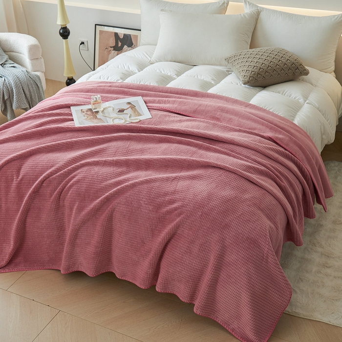 91家纺网 家纺一手货源 找家纺 馨米莱家纺 2025新款AB版牛奶绒提花纯色多功能盖毯毛毯 嫣红色