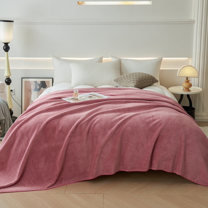 91家纺网 家纺一手货源 找家纺 馨米莱家纺 2025新款AB版牛奶绒提花纯色多功能盖毯毛毯 嫣红色