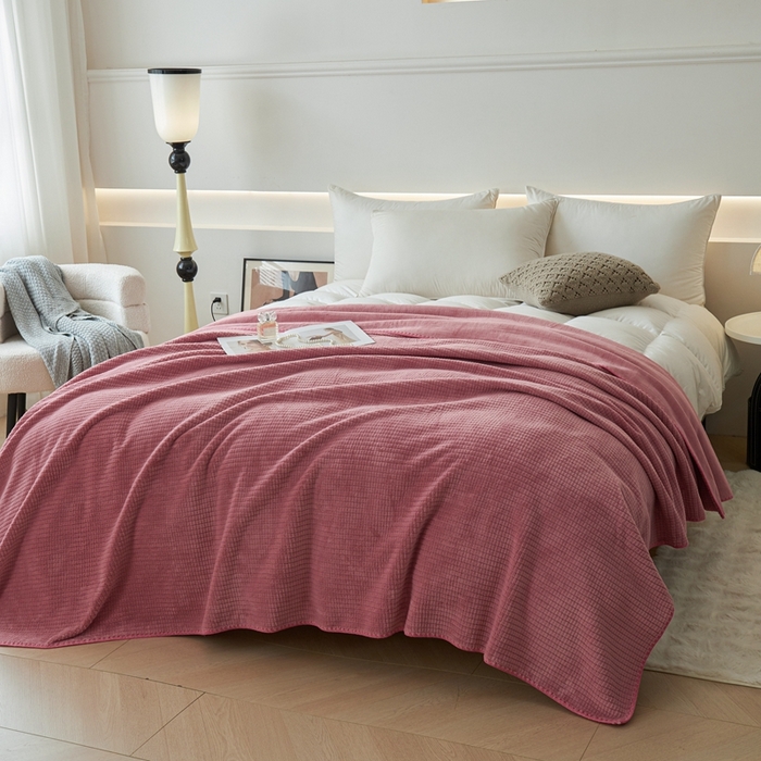 91家纺网 家纺一手货源 找家纺 馨米莱家纺 2025新款AB版牛奶绒提花纯色多功能盖毯毛毯 嫣红色