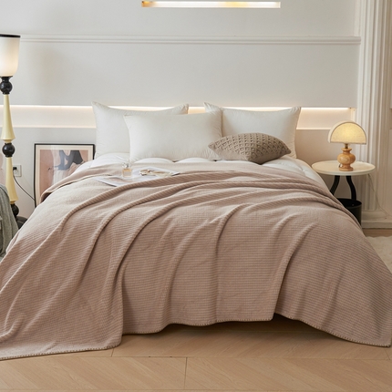 91家纺网 家纺一手货源 找家纺 （总）馨米莱家纺 2025新款AB版牛奶绒提花纯色多功能盖毯毛毯