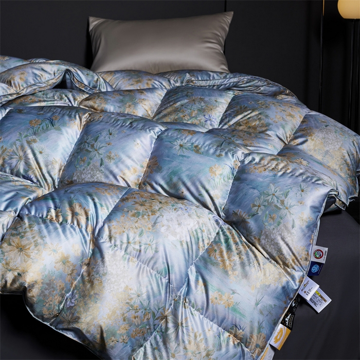 91家纺网 家纺一手货源 找家纺 织梦人羽绒工厂店 2024新款新国标50绒蒙田里斯印花羽绒被 繁花似梦蓝