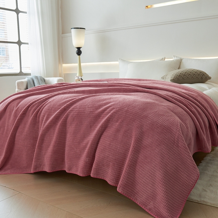 91家纺网 家纺一手货源 找家纺 馨米莱家纺 2025新款AB版牛奶绒提花纯色多功能盖毯毛毯 嫣红色