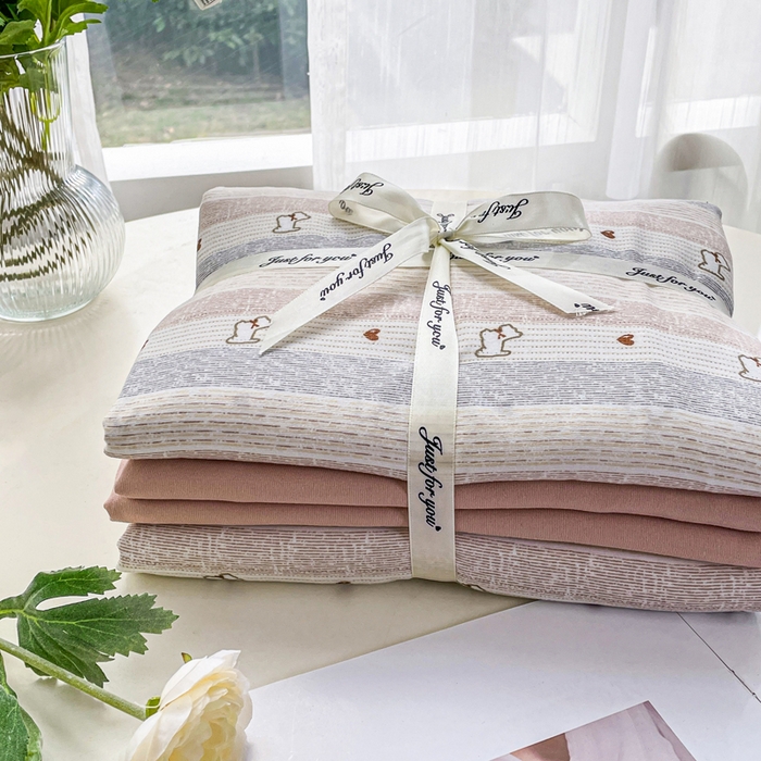 91家纺网 家纺一手货源 找家纺 仟网汇 2025新款有氧针织棉双层纱系列四件套--叠拍图 奶萌狗