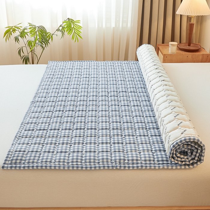 91家纺网 家纺一手货源 找家纺 恋绒家纺 2025新款无印风水洗棉防水款床褥隔尿垫床褥护理垫床垫 蓝小格