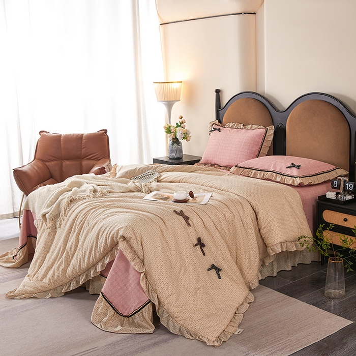 91家纺网 家纺一手货源 找家纺 优希家纺 2025新款小艺生活纱布印花多功能夏被四件套 粉色