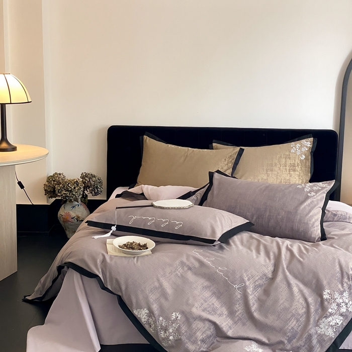 91家纺网 家纺一手货源 找家纺 赫帛 2025新款50支全棉磨毛刺绣四件套-夕雾（磨毛款） 夕雾（磨毛款）-烟灰紫