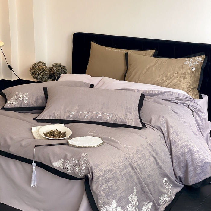 91家纺网 家纺一手货源 找家纺 赫帛 2025新款50支全棉磨毛刺绣四件套-夕雾（磨毛款） 夕雾（磨毛款）-烟灰紫