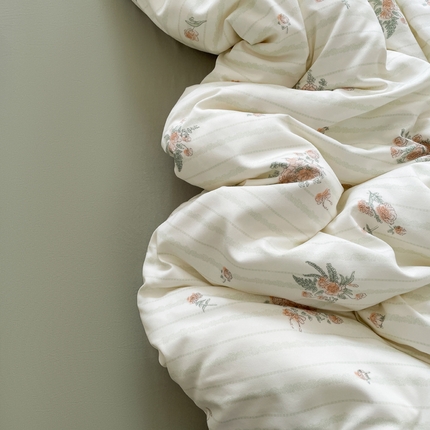 91家纺网 家纺一手货源 找家纺 （总）仟网汇 2025新款有氧针织棉双层纱系列四件套--床拍图