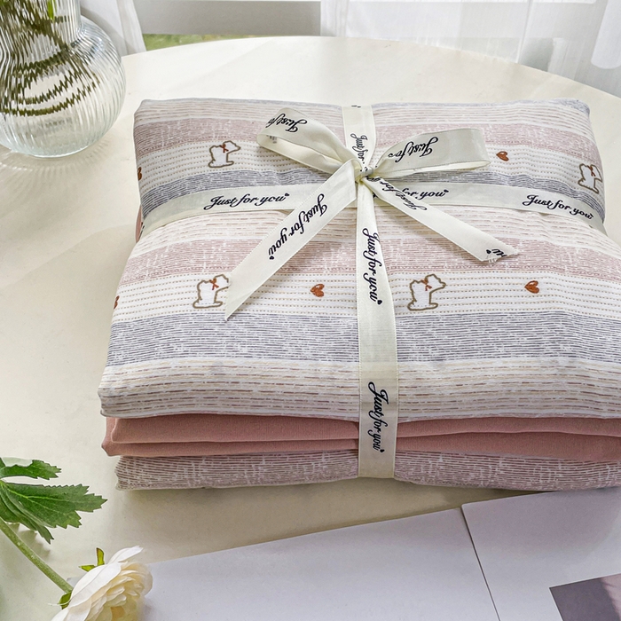 91家纺网 家纺一手货源 找家纺 仟网汇 2025新款有氧针织棉双层纱系列四件套--叠拍图 奶萌狗