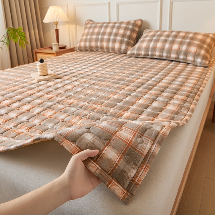 91家纺网 家纺一手货源 找家纺 恋绒家纺 2025新款无印风水洗棉防水款床褥隔尿垫床褥护理垫床垫 灰黄格