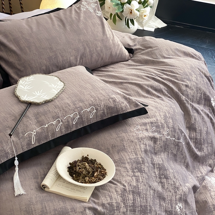 91家纺网 家纺一手货源 找家纺 赫帛 2025新款50支全棉磨毛刺绣四件套-夕雾（磨毛款） 夕雾（磨毛款）-烟灰紫