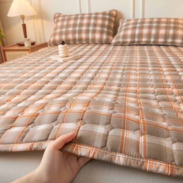 91家纺网 家纺一手货源 找家纺 恋绒家纺 2025新款无印风水洗棉防水款床褥隔尿垫床褥护理垫床垫 灰黄格