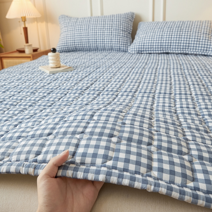 91家纺网 家纺一手货源 找家纺 恋绒家纺 2025新款无印风水洗棉防水款床褥隔尿垫床褥护理垫床垫 蓝小格