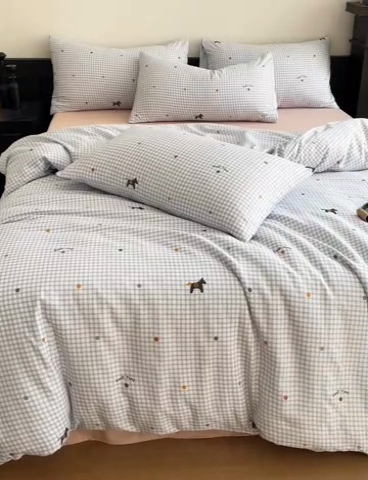 91家纺网 家纺一手货源 找家纺 仟网汇 2025新款有氧针织棉双层纱系列四件套--床拍图 木马小波点