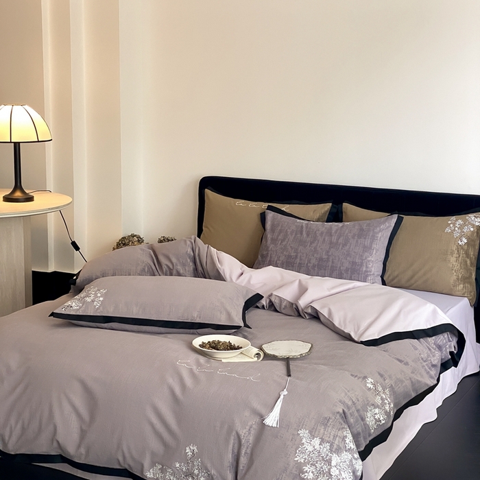 91家纺网 家纺一手货源 找家纺 赫帛 2025新款50支全棉磨毛刺绣四件套-夕雾（磨毛款） 夕雾（磨毛款）-烟灰紫