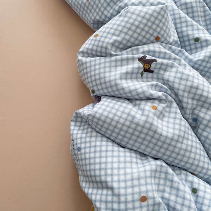 91家纺网 家纺一手货源 找家纺 仟网汇 2025新款有氧针织棉双层纱系列四件套--床拍图 木马小波点