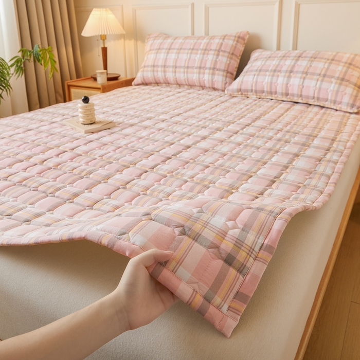 91家纺网 家纺一手货源 找家纺 恋绒家纺 2025新款无印风水洗棉防水款床褥隔尿垫床褥护理垫床垫 粉灰格