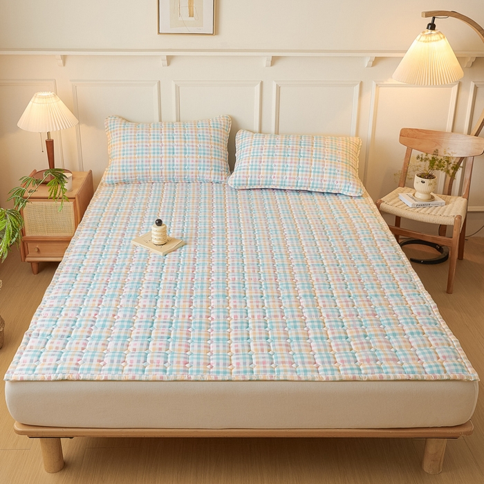 91家纺网 家纺一手货源 找家纺 恋绒家纺 2025新款无印风水洗棉防水款床褥隔尿垫床褥护理垫床垫 粉蓝格