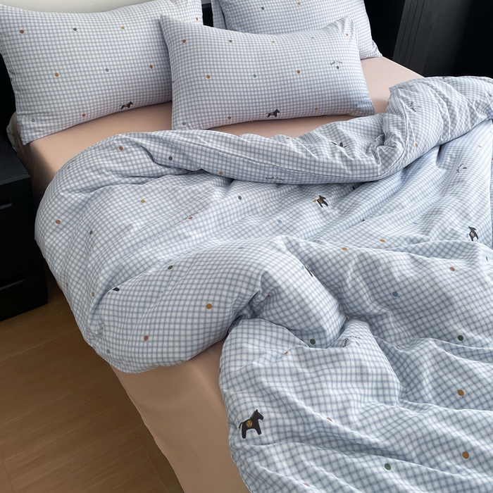 91家纺网 家纺一手货源 找家纺 仟网汇 2025新款有氧针织棉双层纱系列四件套--床拍图 木马小波点