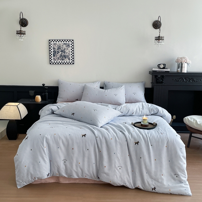 91家纺网 家纺一手货源 找家纺 仟网汇 2025新款有氧针织棉双层纱系列四件套--床拍图 木马小波点