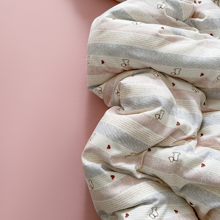 91家纺网 家纺一手货源 找家纺 仟网汇 2025新款有氧针织棉双层纱系列四件套--床拍图 奶萌狗