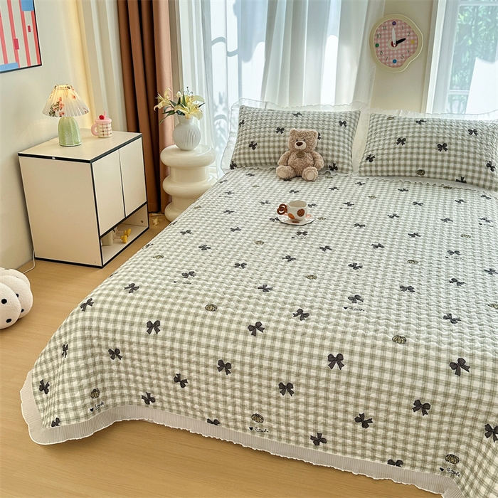 91家纺网 家纺一手货源 找家纺 岚吉 2025新款精梳棉珍珠棉小仙女款床盖三件套 蝶恋曲-灰绿